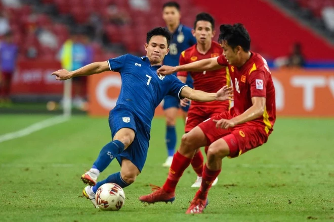 Thái Lan (áo xanh) nắm lợi thế lớn trước trận lượt về.