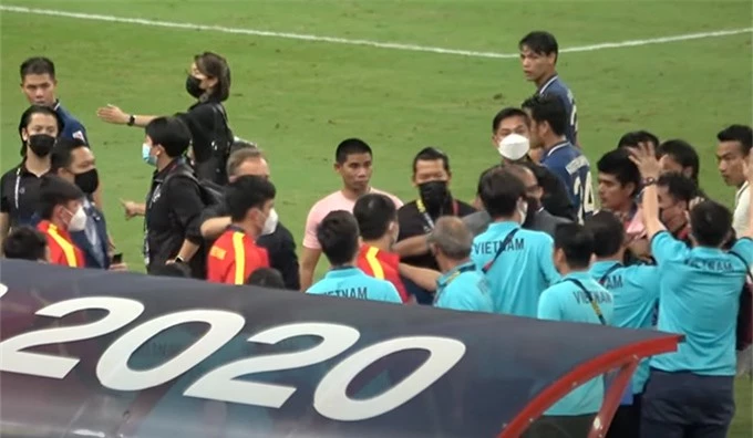 Đội tuyển Việt Nam không hài lòng khi một số cầu thủ Thái Lan có hành động khiêu khích mình sau trận