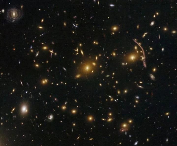 Hubble đã phát hiện ra một con rồng vàng bí ẩn cách chúng ta 4 tỷ năm ánh sáng, trải dài 5 thiên hà! - Ảnh 2.