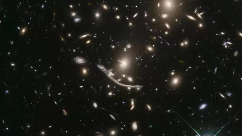 Hubble đã phát hiện ra một con rồng vàng bí ẩn cách chúng ta 4 tỷ năm ánh sáng, trải dài 5 thiên hà! - Ảnh 3.