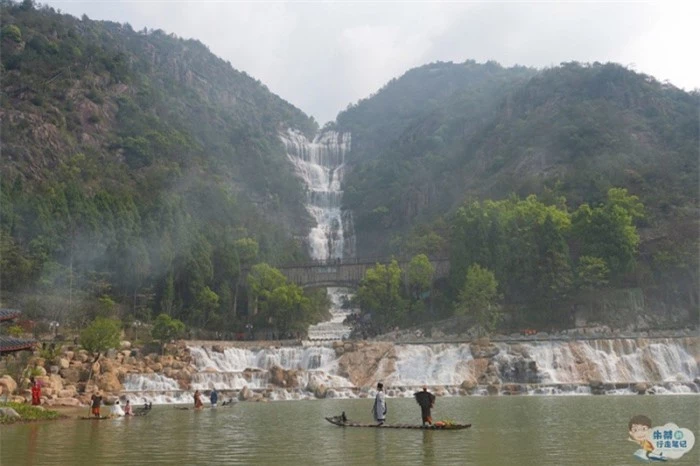 Thác nước cao nhất Trung Quốc xuất hiện trở lại sau 60 năm khô cạn 1