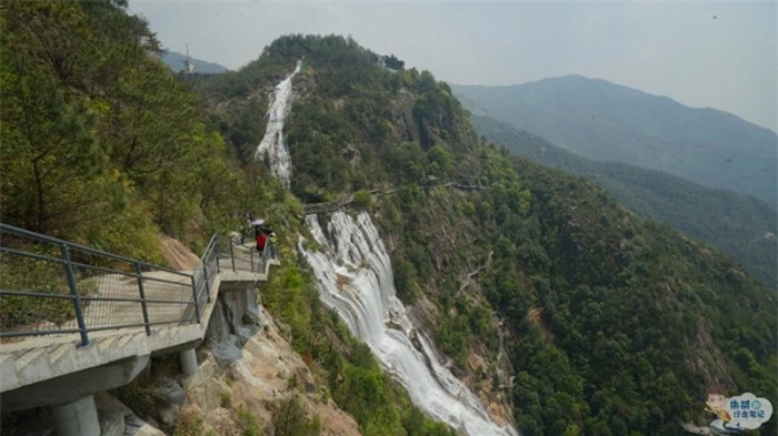 Thác nước cao nhất Trung Quốc xuất hiện trở lại sau 60 năm khô cạn 9