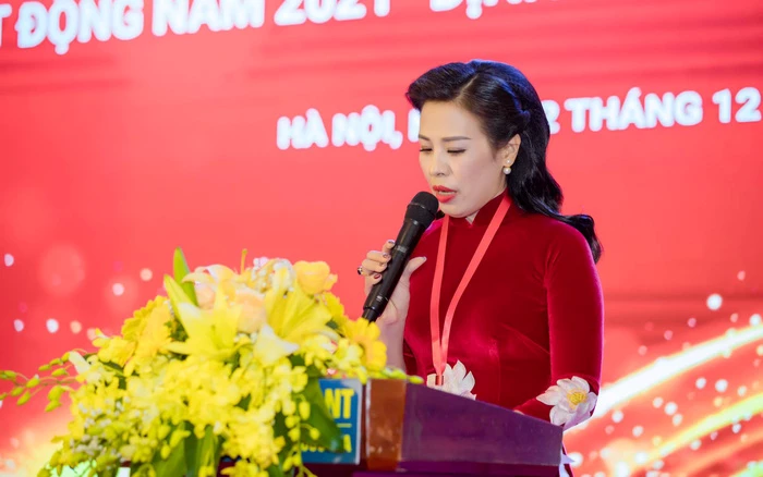 Bà Lê Thị Minh Hoa, Chủ tịch Hiệp hội nữ Doanh nhân Doanh nghiệp nhỏ và vừa Việt Nam tổng kết quá trình hoạt động năm 2021 của Hiệp hội.