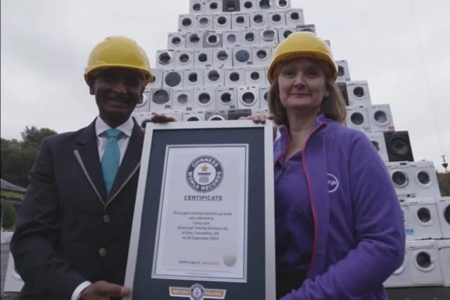 Tổ chức Kỷ lục Thế giới Guinness vinh danh công ty Currys PC World với thành tích xếp 1.496 chiếc máy giặt tái chế thành một kim tự tháp khổng lồ. (Ảnh: UPI)