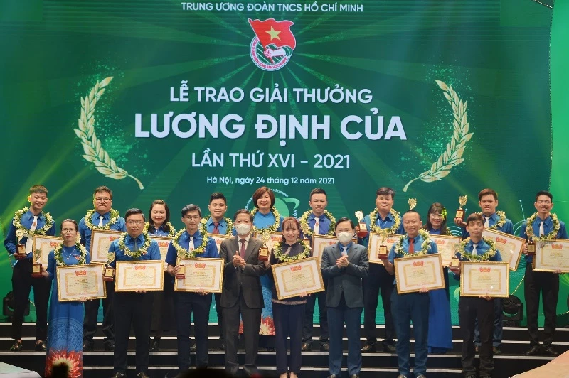 Trưởng Ban Kinh tế Trung ương Trần Tuấn Anh và Bí thư thứ nhất Trung ương Đoàn Nguyễn Anh Tuấn trao giải thưởng cho các nhà nông dân trẻ xuất sắc.