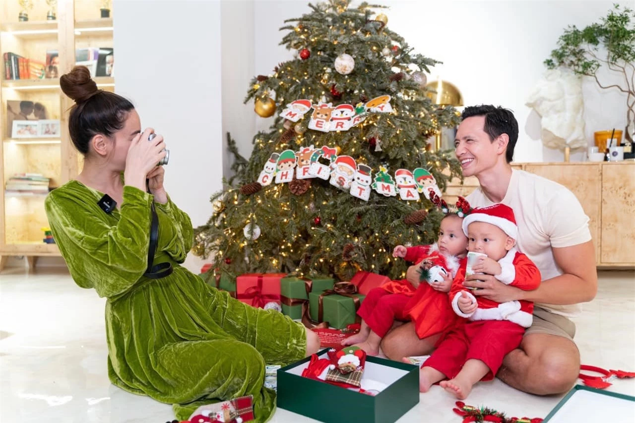 Không kém cạnh nhà Cường Đô La, Hà Hồ - Kim Lý cùng cặp sinh đôi khoe khoảnh khắc đón Noel siêu cưng - Ảnh 2.