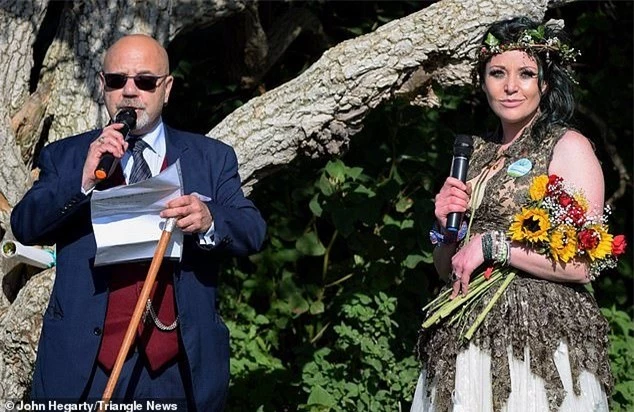 Người phụ nữ kết hôn với một cái cây &quot;để bảo vệ môi trường&quot; và họ sắp kỷ niệm 3 năm ngày cưới - Ảnh 7.