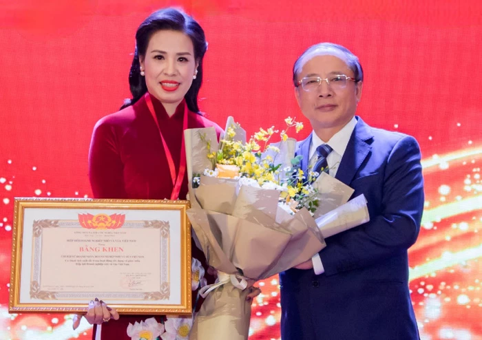 Ông Nguyễn Văn Thân, Đại biểu Quốc hội khóa 15, Chủ tịch Hiệp hội Doanh nghiệp nhỏ và vừa Việt Nam tặng bằng khen cho Hiệp hội nữ Doanh nhân Doanh nghiệp nhỏ và vừa Việt Nam vì những đóng góp trong giai đoạn vừa qua.