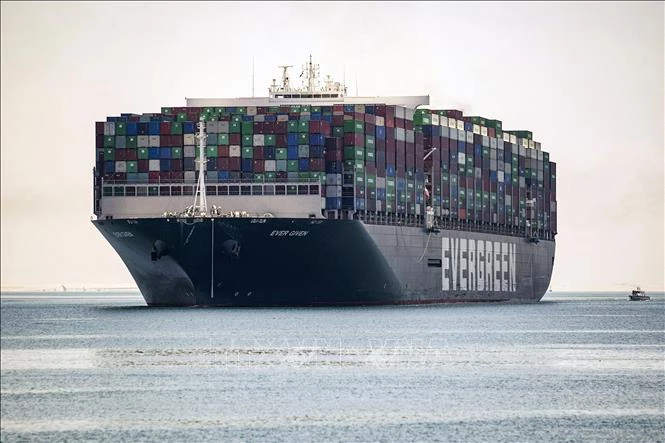 Tàu Ever Given rời kênh đào Suez, Ai Cập ngày 7/7/2021. Ảnh: AFP/TTXVN