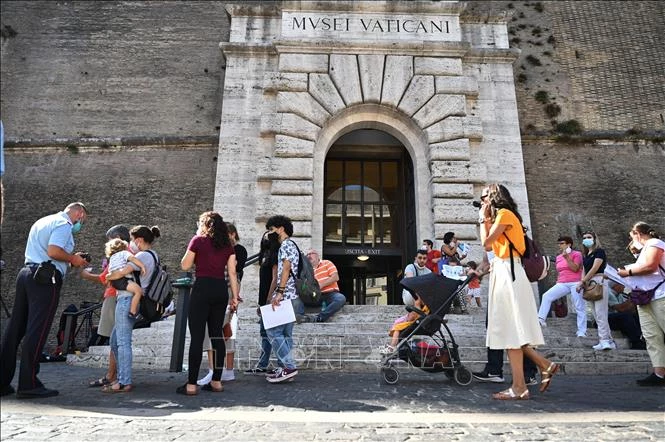 Nhiều nước chuyển sang sống chung an toàn với COVID-19. Trong ảnh: Khách du lịch tham quan Bảo tàng Vatican, ngày 6/8/2021. Ảnh: AFP/TTXVN