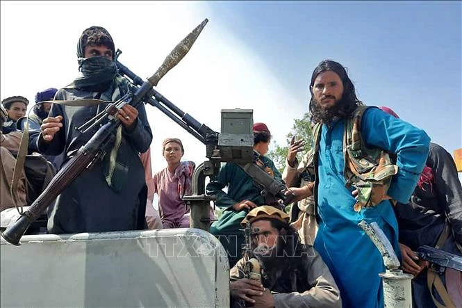 Lực lượng Taliban tuần tra trên đường phố ở tỉnh Laghman, Afghanistan, ngày 15/8/2021. Ảnh: AFP/TTXVN