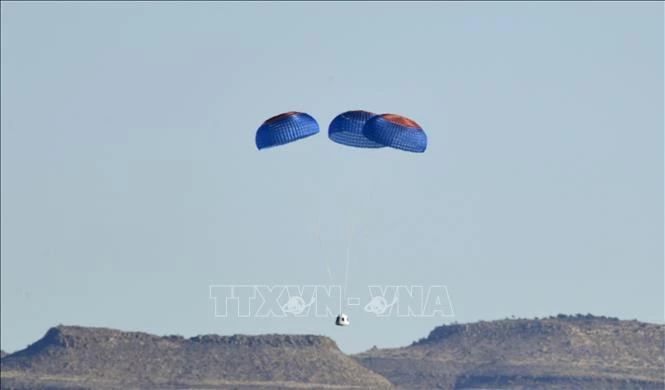 Tàu vũ trụ của Blue Origin quay trở về Trái Đất tại Tây Texas, Mỹ, kết thúc thành công chuyến bay thứ 3 đưa người vào vũ trụ, ngày 11/12/2021. Ảnh: AFP/TTXVN