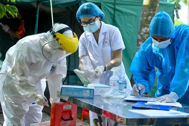 Cán bộ y tế tuyến xã phường của Hà Nội phục vụ phòng chống dịch COVID-19.