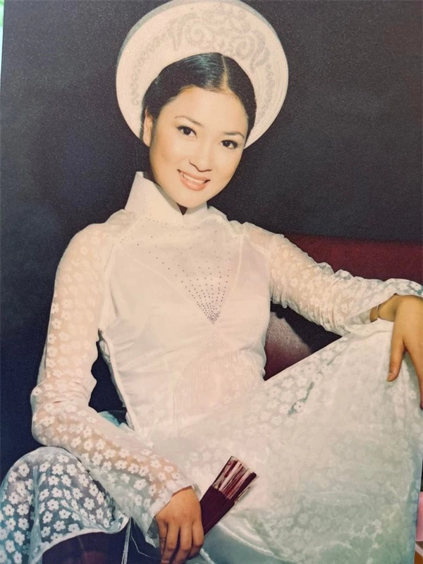 17 năm đăng quang của Nguyễn Thị Huyền: Bí mật chuyện chồng con và cuộc sống trong biệt thự màu trắng - Ảnh 4.
