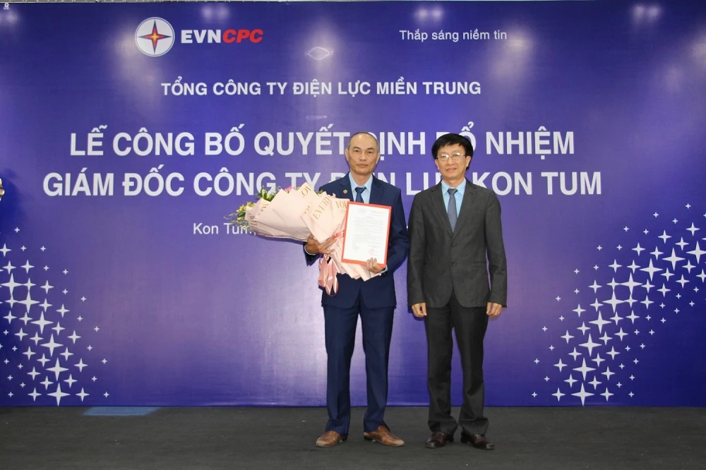 Ông Trương Thiết Hùng - Chủ tịch HĐTV EVNCPC trao quyết định bổ nhiệm Giám đốc PC Kon Tum và tặng hoa chúc mừng ông Nguyễn Văn Hạnh.