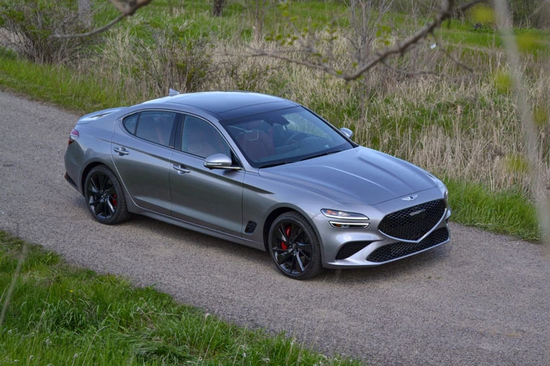 Sedan thể thao cỡ nhỏ đáng mua nhất: Genesis G70 (giá khởi điểm: 40.670 USD).