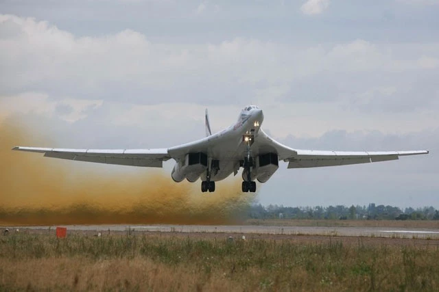 Máy bay ném bom chiến lược siêu thanh Tu-160. Ảnh: RT.