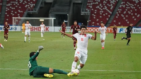 ĐT Việt Nam (phải) đã chơi rất tốt ở bán kết lượt về nhưng vẫn không thể lật ngược thế cờ trước Thái Lan