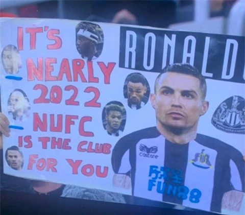 CĐV Newcastle khiêu khích Ronaldo