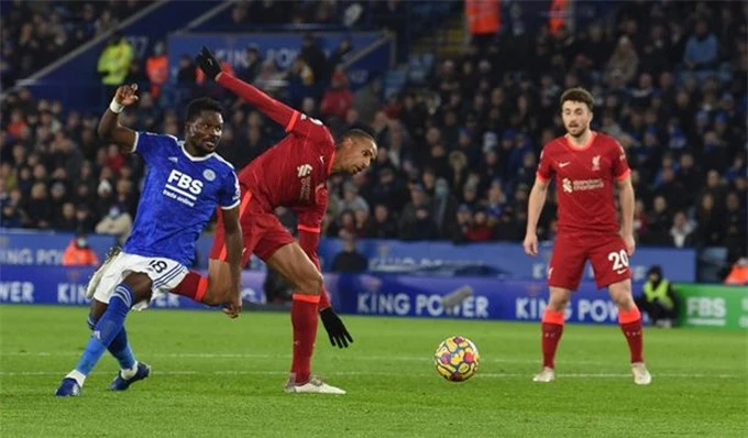 Matip gặp khó trước lối đá tốc độ của Leicester