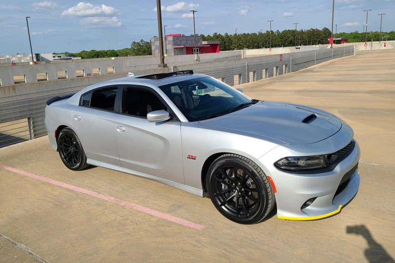 10. Dodge Charger Scat Pack (giá khởi điểm: 42.800 USD).