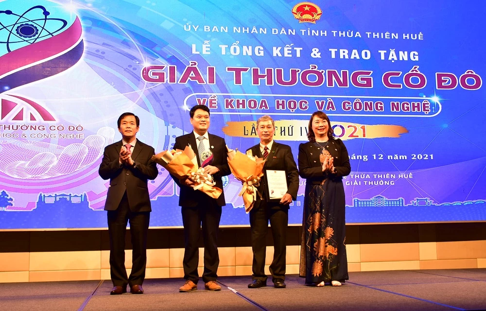 Chủ tịch UBND tỉnh Thừa Thiên Huế Nguyễn Văn Phương (ngoài cùng bên trái) trao giải thưởng Cố đô về KH&CN cho các công trình.