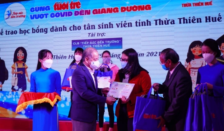 Lãnh đạo tỉnh Thừa Thiên Huế và Ban Tổ chức trao học bổng cho các tân sinh viên.