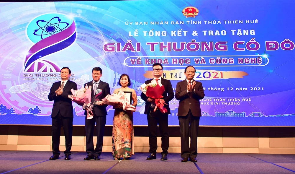 Bí thư Tỉnh uỷ Thừa Thiên Huế Lê Trường Lưu (ngoài cùng bên trái) trao Giải thưởng Cố đô về KH&CN cho công trình "Nghiên cứu giải pháp phát triển bền vững nghề và làng nghề truyền thống trên địa bàn tỉnh Thừa Thiên Huế”.