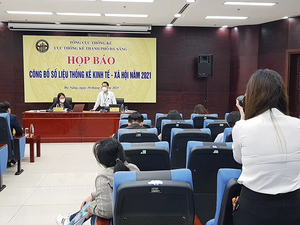 Cục trưởng Cục Thống kê Đà Nẵng Trần Văn Vũ phát biểu tại buổi họp báo sáng 30/12 công bố số liệu kinh tế - xã hội TP Đà Nẵng năm 2021