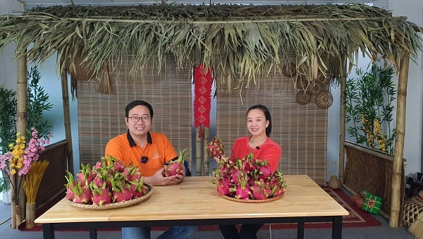 CEO Cuccu.vn Đỗ Thắng (bên trái) đã khởi động chiến dịch tiêu thụ hộ "nông sản tắc biên" từ ngày 29/12/2021. 