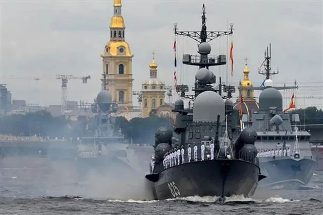 Các tàu chiến tham gia lễ duyệt binh kỷ niệm Ngày Hải quân Nga tại St. Petersburg, ngày 25/7/2021. Nguồn: AFP/TTXVN
