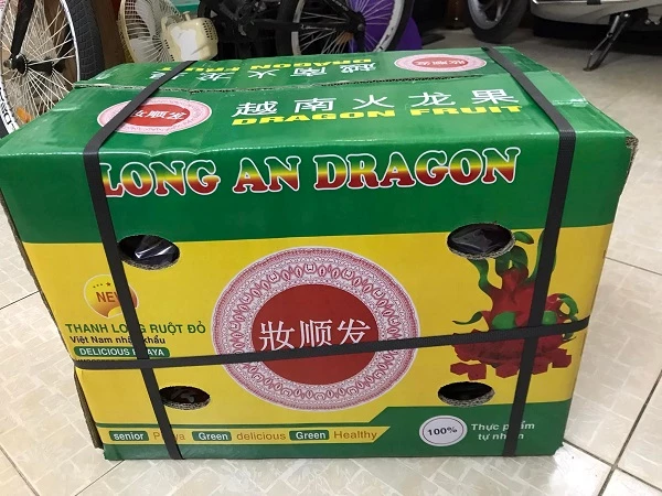 Những thùng thanh long nguyên hộp được giao tới nhà khách hàng ở Hà Nội.