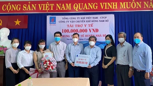 Công ty Vận chuyển Khí Đông Nam bộ trao gói tài trợ y tế 100 triệu đồng cho Trung tâm y tế huyện Nhà Bè, TP Hồ Chí Minh
