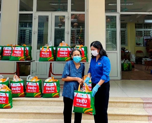 Trao tặng túi an sinh cho người dân Phường Trung Liệt, Đống Đa, Hà Nội