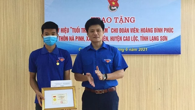Đại diện Ủy ban Hội LHTN Việt Nam tỉnh Lạng Sơn trao Huy hiệu Tuổi trẻ dũng cảm của Trung ương Đoàn và Giải thưởng “Thanh niên sống đẹp” cho Hoàng Đình Phúc.