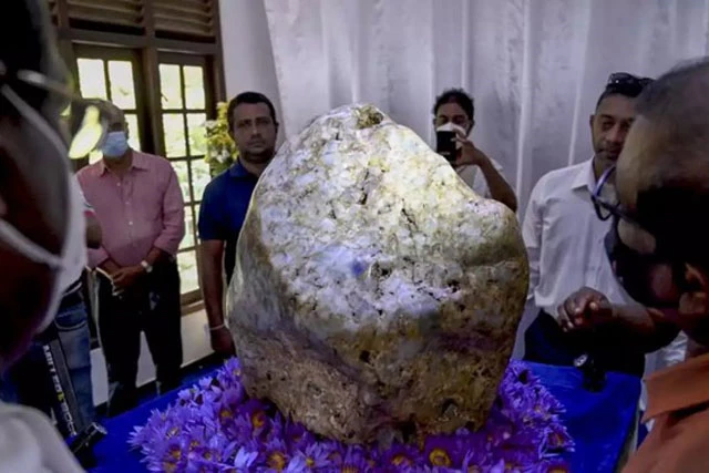 Khối đá sapphire xanh tự nhiên nặng tới 310 kg tại Sri Lanka. Ảnh: AFP.