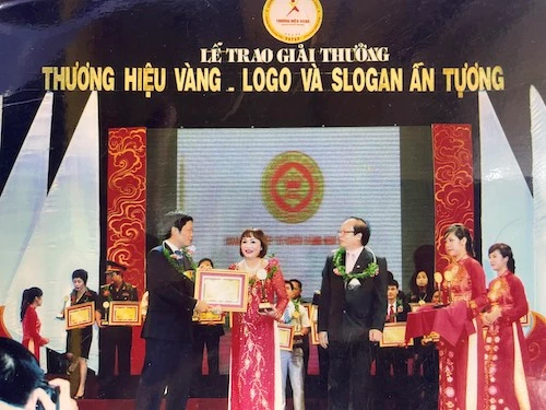 Thông minh, sắc sảo và quyết đoán trên thương trường, chị từng bước vượt qua khó khăn, thử thách của thương trường và đưa thương hiệu Kim Hương lớn mạnh