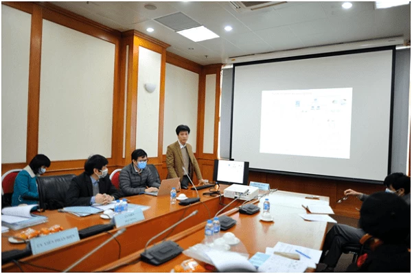 PGS. TS. Nguyễn Văn Duy thay mặt nhóm nghiên cứu trình bày tóm tắt các nội dung nghiên cứu và kết quả của nhiệm vụ.