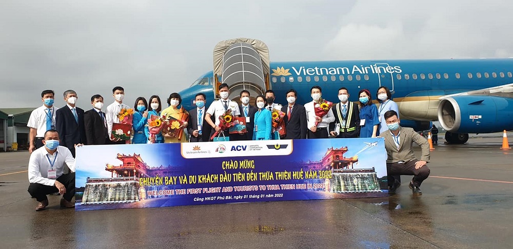 Sở Du lịch Thừa Thiên Huế tổ chức đón chuyến bay và du khách đầu tiên đến Huế năm 2022.