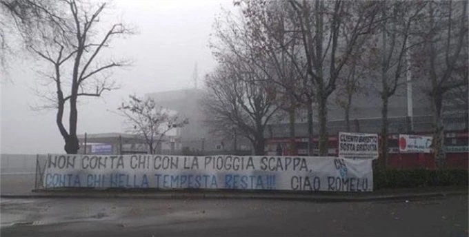 Fan Inter căng biểu ngữ mỉa mai Lukaku