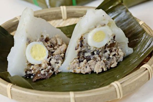 Mẹ đảm trổ tài làm bánh giò ‘thơm nức mũi’ ngon không kém ngoài hàng