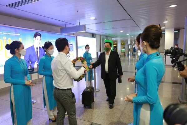 Ông Lê Trương Hiền Hòa - Phó Giám đốc Sở Du lịch TP Hồ Chí Minh đón đoàn khách du lịch đầu tiên.