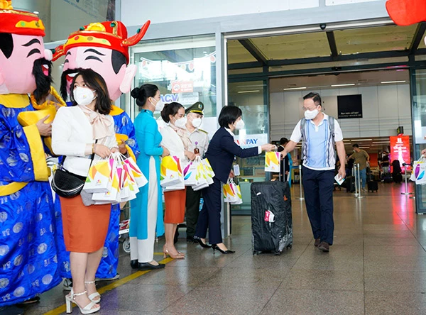 Sở Du lịch Đà Nẵng phối hợp với Vietnam Airlines đón những vị khách đầu tiên trong năm mới 2021 đến từ TP Hồ Chí Minh