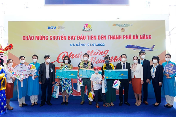 Những vị khách may mắn được nhận 3 thẻ quà tặng vé máy bay khứ hồi do Vietnam Airlines tài trợ