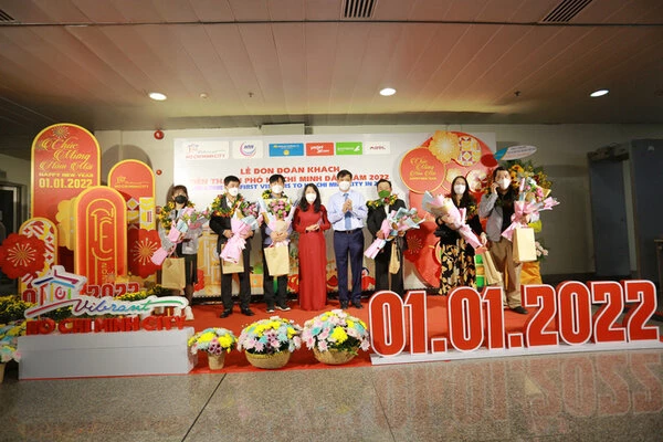 Những hành khách may mắn nhận được nhận quà tặng và vé máy bay