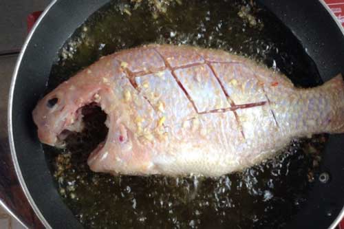 7 sai lầm khi rán cá khiến món ăn vỡ nát, mất hết chất dinh dưỡng