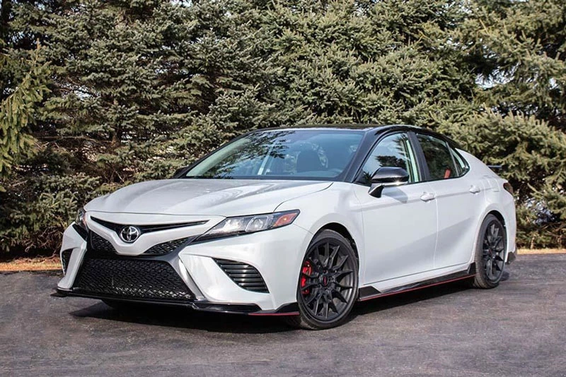 8. Toyota Camry TRD (công suất tối đa: 301 mã lực, giá khởi điểm: 33.385 USD).