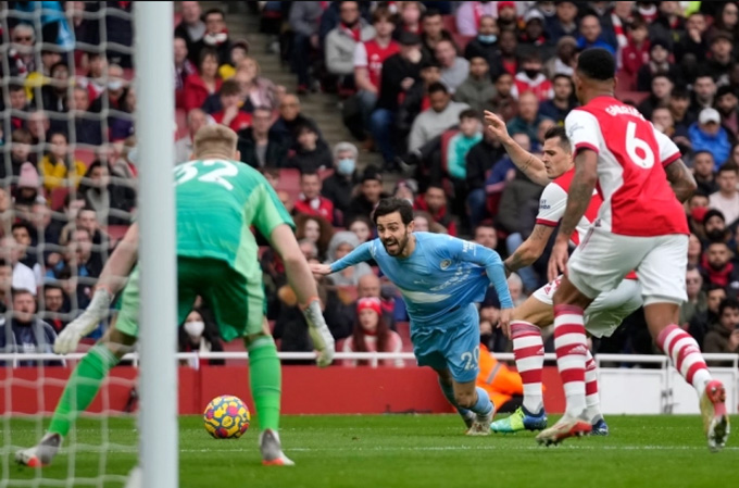 Trận Arsenal vs Man City nóng vì quá nhiều quyết định tranh cãi của trọng tài