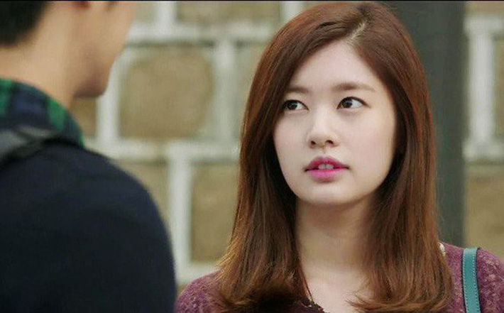 Tối muộn có người đàn ông bước vào tạp hóa nhà tôi, vừa trông thấy bộ dạng anh ta, tôi đã sững sờ đứng tim