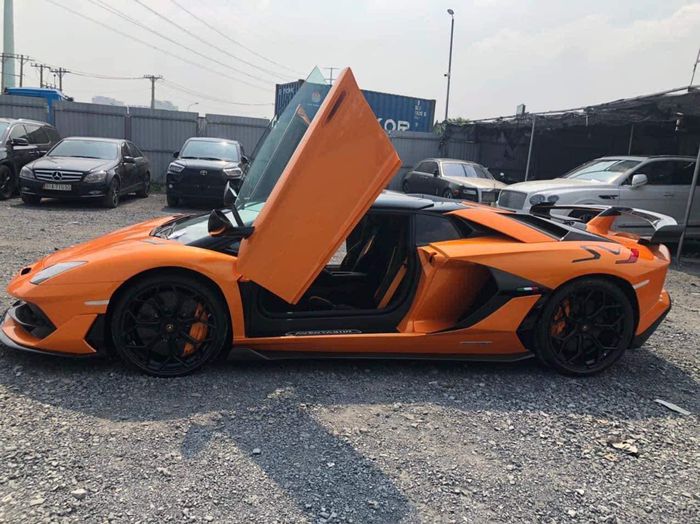 Lamborghini Aventador SVJ Roadster mang màu sơn nổi bật tại Việt Nam